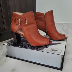 Leather booties in very good condition